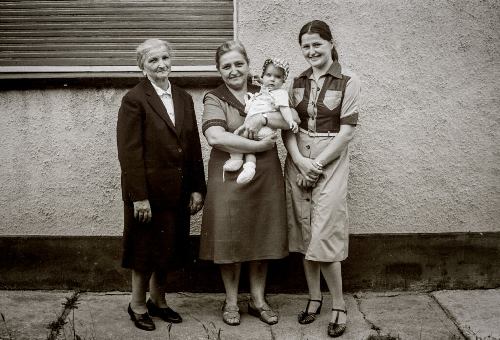 Familienfoto mit vier Generationen: Urgroßmutter, Großmutter, Mutter, Kind