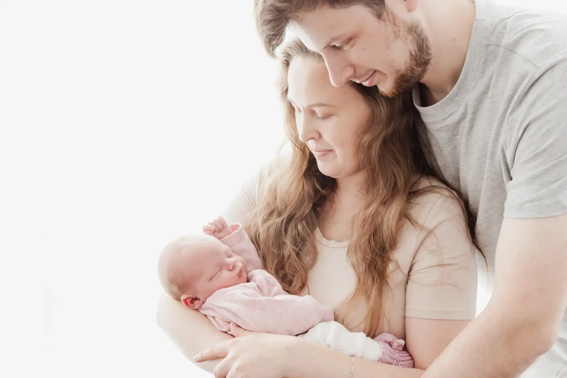 Liebevolle Geburtsfotografie in Dortmund – Eltern halten ihr neugeborenes Baby im Arm, eingefangen in einer emotionalen Geburtsreportage