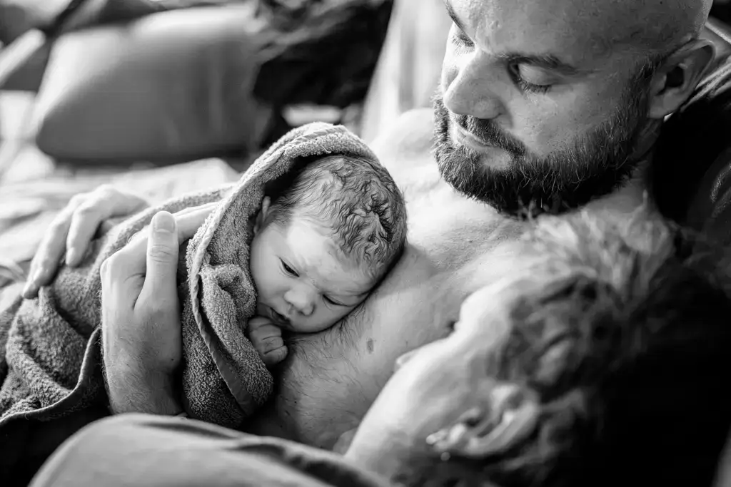 Authentische Hausgeburt im Ruhrgebiet – Geburtsfotografin dokumentiert die stillen, kraftvollen Momente zu Hause.